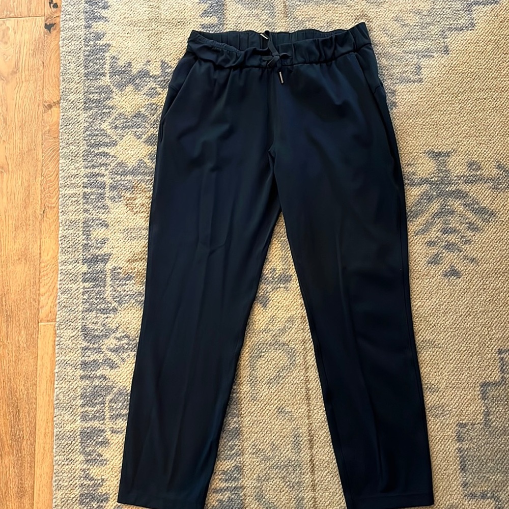 Lululemon stretch high rise pants; great condition. Size 8- no tag DEEP …